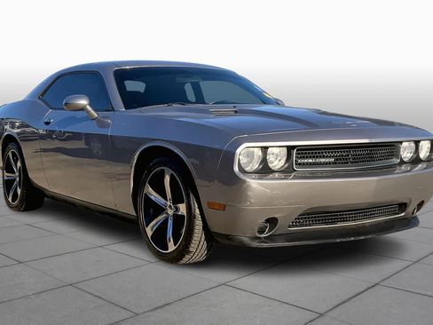 Used 2014 Dodge Challenger SXT image 2