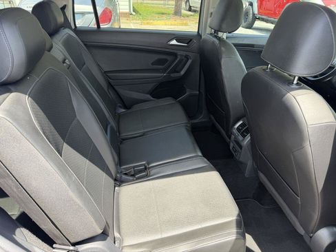 Used 2018 Volkswagen Tiguan SE w/ Panoramic Sunroof Package FWD image 11