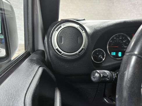 Used 2017 Jeep Wrangler Sahara w/ Connectivity Group AWD/4WD image 13