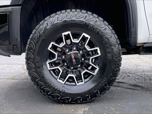 Used 2024 GMC Sierra 2500 AT4X image 9