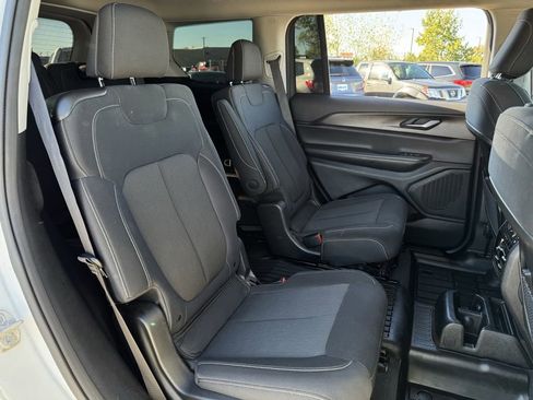 Used 2023 Jeep Grand Cherokee L Laredo image 31