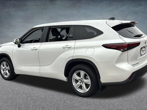Used 2025 Toyota Highlander LE AWD/4WD image 5