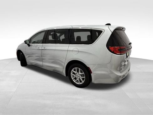 Used 2024 Chrysler Pacifica Touring-L image 2