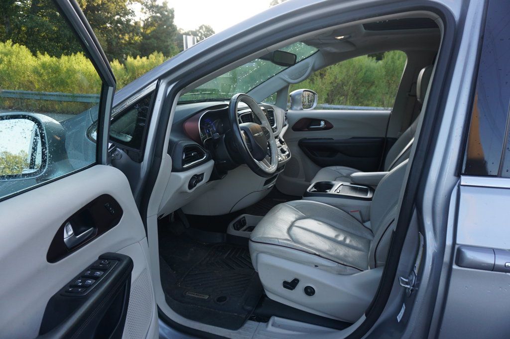 Used 2020 Chrysler Pacifica Limited FWD image 2