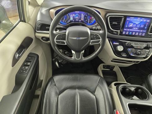 Used 2019 Chrysler Pacifica Touring-L Plus w/ Tire & Wheel Group FWD image 25