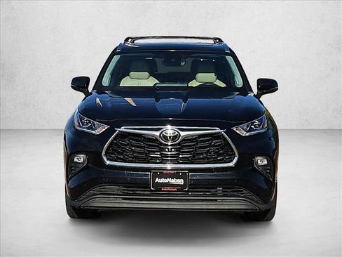 Used 2020 Toyota Highlander Limited FWD image 2