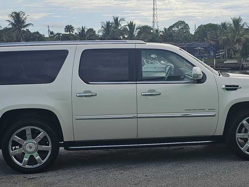 Used 2013 Cadillac Escalade ESV Luxury AWD/4WD image 6