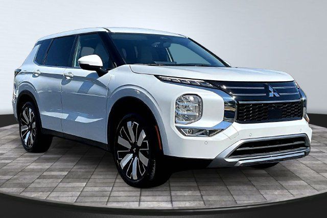 Used 2025 Mitsubishi Outlander SE FWD image 3