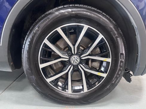 Used 2021 Volkswagen Tiguan SE w/ Panoramic Sunroof Package AWD/4WD image 8