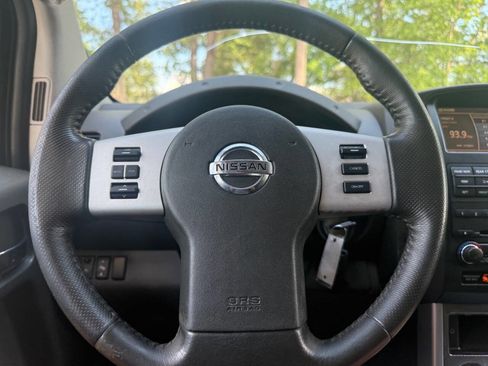 Used 2012 Nissan Pathfinder SV image 3