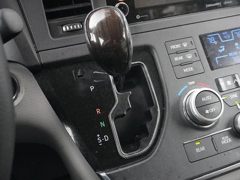 Used 2018 Toyota Sienna XLE w/ XLE Navigation Package image 60