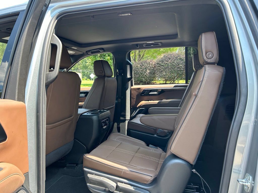 Used 2025 Chevrolet Suburban High Country w/ Sun And Tow Package AWD/4WD image 47