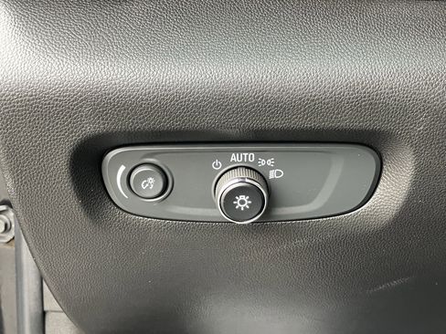 Used 2023 Chevrolet Traverse LT image 19