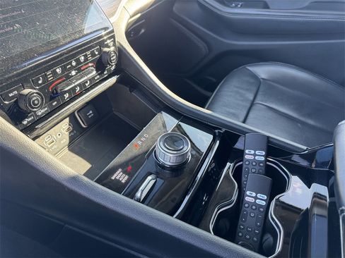 Used 2023 Jeep Grand Cherokee L Limited w/ Luxury Tech Group II image 16