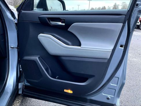 Used 2023 Toyota Highlander XLE image 12