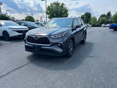 Used 2020 Toyota Highlander XLE AWD/4WD image 6