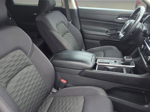 Used 2022 Nissan Pathfinder SV image 16