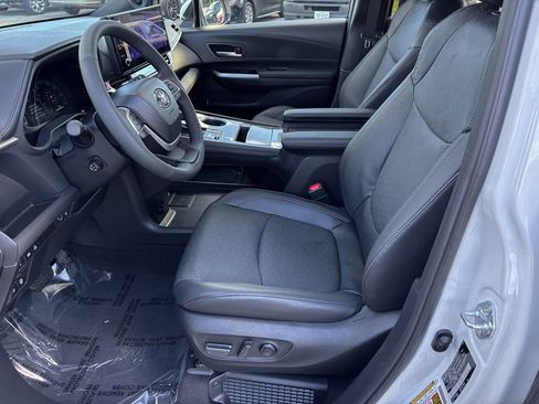 Used 2025 Toyota Sienna Limited image 19