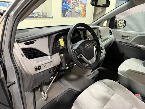 Used 2015 Toyota Sienna LE image 18