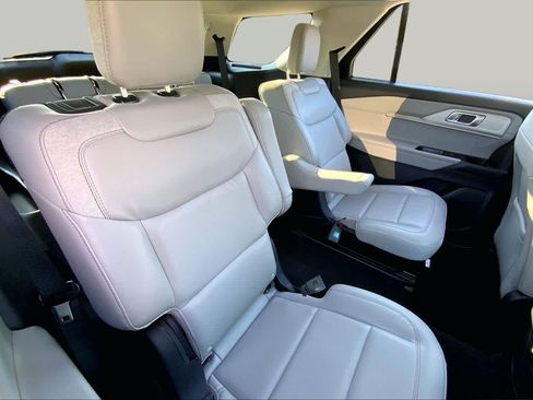 Used 2025 Ford Explorer Active w/ Active Comfort Package RWD image 19