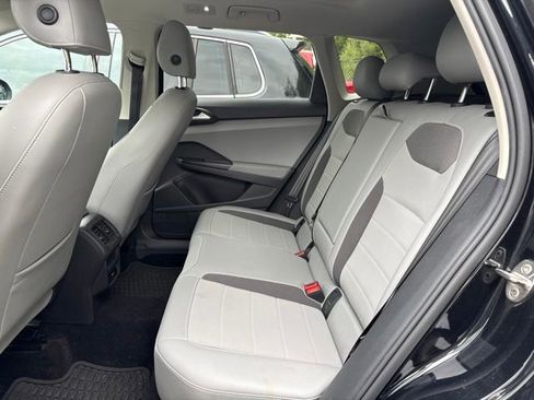 Certified 2022 Volkswagen Taos SE w/ Panoramic Sunroof Package FWD image 8