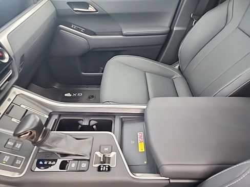 Used 2024 Lexus GX 550 w/ Cold Area Package AWD/4WD image 12