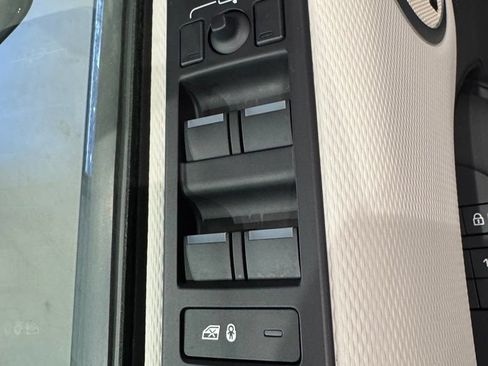 Used 2024 Land Rover Discovery Dynamic SE AWD/4WD image 13