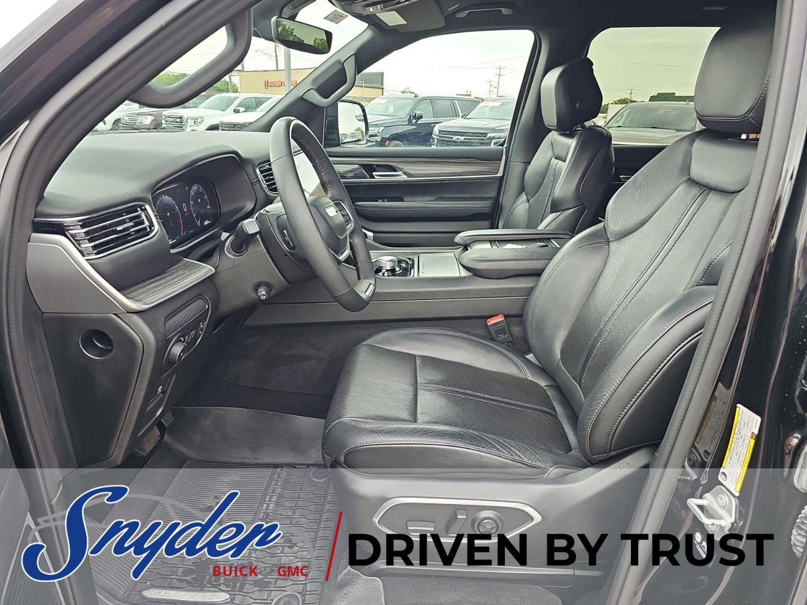 Used 2024 Jeep Wagoneer L Series II w/ Flexible Seating Group AWD/4WD image 9