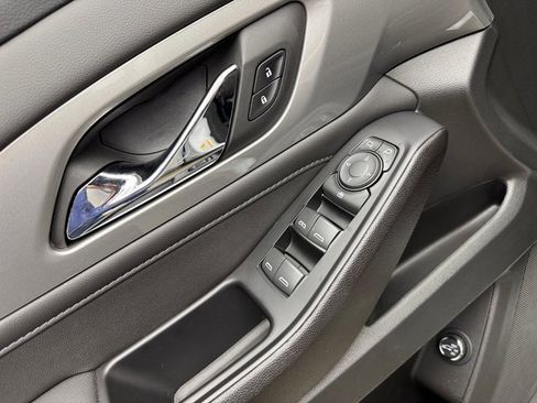 Used 2023 Chevrolet Traverse LT image 11