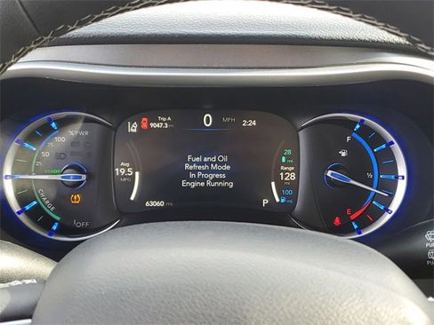 Used 2024 Chrysler Pacifica Select image 16