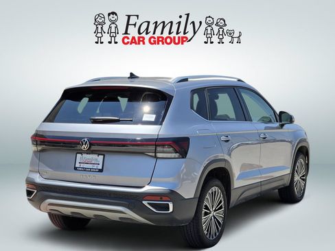 Used 2025 Volkswagen Taos SE FWD image 3