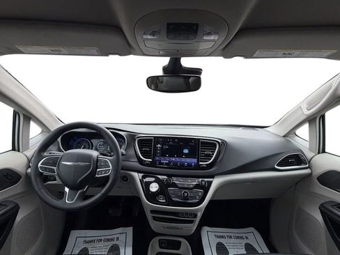Used 2024 Chrysler Pacifica Touring-L image 10
