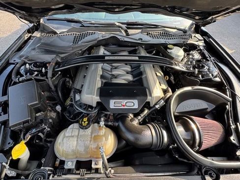 Used 2017 Ford Mustang GT RWD image 2