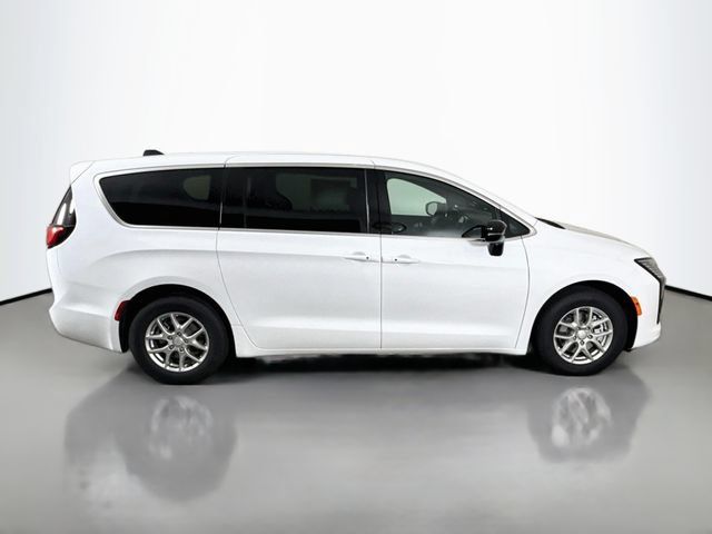 New 2027 Chrysler Pacifica Select FWD image 8