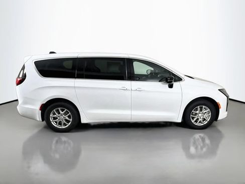 New 2027 Chrysler Pacifica Select FWD image 8