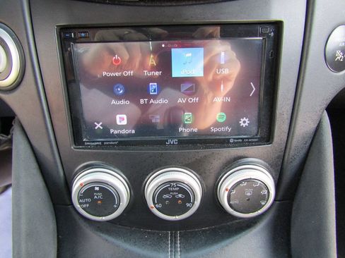 Used 2010 Nissan 370Z Roadster RWD image 17