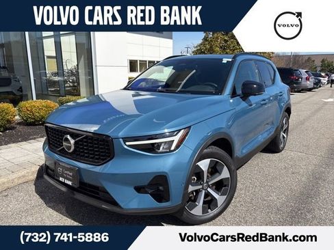 Used 2025 Volvo XC40 B5 Plus AWD/4WD image 1