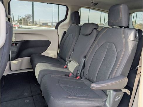 Used 2018 Chrysler Pacifica LX FWD image 16