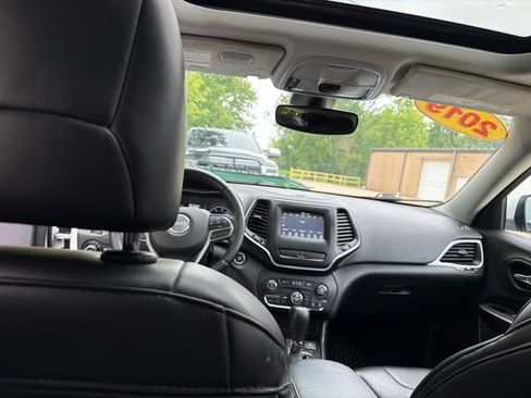 Used 2019 Jeep Cherokee Latitude Plus w/ Comfort/Convenience Group AWD/4WD image 18