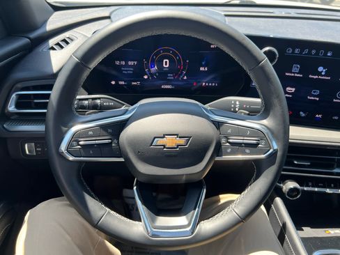 Used 2025 Chevrolet Traverse LT AWD/4WD image 17