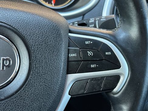 Used 2018 Jeep Cherokee Latitude Plus w/ Comfort/Convenience Group AWD/4WD image 32