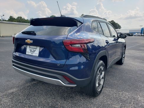 Used 2024 Chevrolet Trax LT w/ Driver Confidence Package FWD image 3