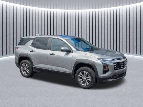 Used 2026 Chevrolet Equinox LT w/ Convenience Package II FWD image 2