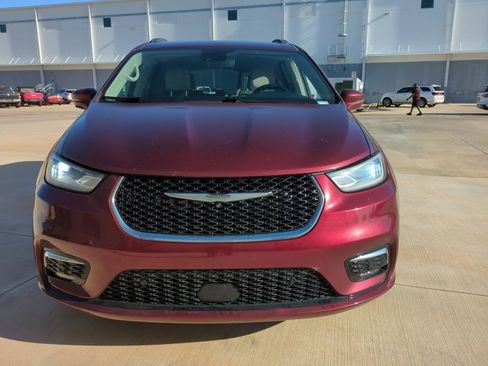 Used 2021 Chrysler Pacifica Touring-L w/ Premium & Safety Sphere Group image 2