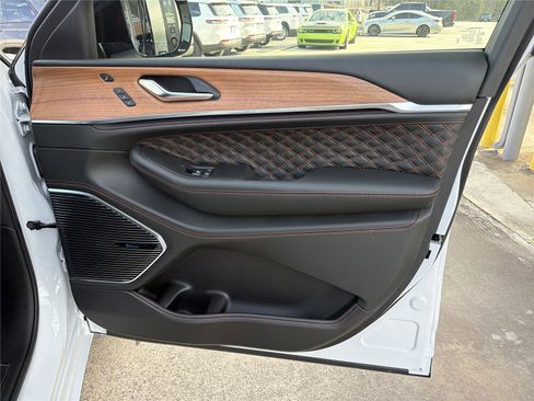New 2026 Jeep Grand Cherokee Summit image 11