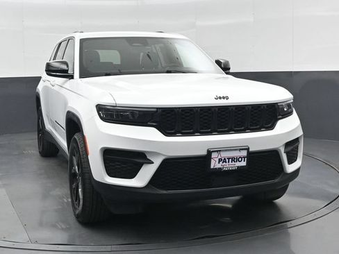 Used 2025 Jeep Grand Cherokee Altitude AWD/4WD image 12