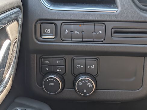 Used 2021 Chevrolet Suburban RST w/ Rear Media and Nav Package AWD/4WD image 27