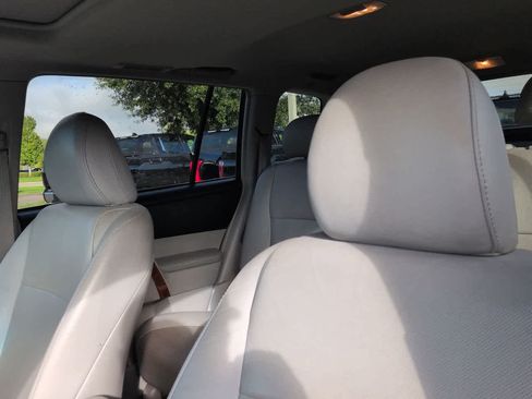 Used 2012 Toyota Highlander Limited w/ Tow Pkg FWD image 8