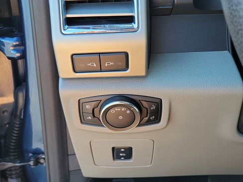 Used 2015 Ford F150 Lariat w/ Equipment Group 502A Luxury AWD/4WD image 25