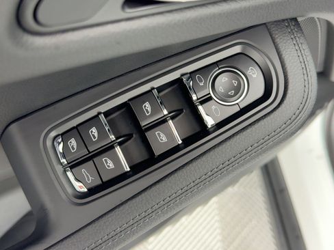 Certified 2026 Porsche Macan AWD/4WD image 13